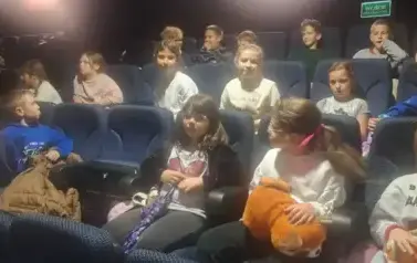 Uczniowie klas I&ndash;III na spektaklu "Czarodziejski oł&oacute;wek" 1