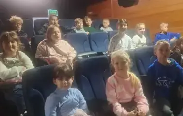Uczniowie klas I&ndash;III na spektaklu "Czarodziejski oł&oacute;wek" 2