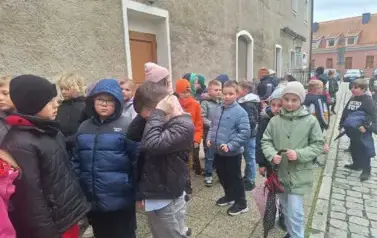 Uczniowie klas I&ndash;III na spektaklu "Czarodziejski oł&oacute;wek" 3