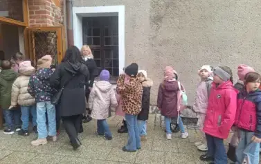 Uczniowie klas I&ndash;III na spektaklu "Czarodziejski oł&oacute;wek" 4
