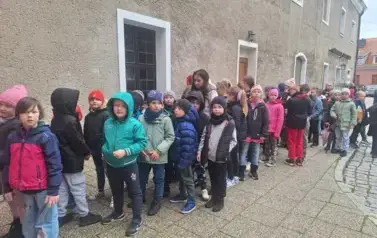 Uczniowie klas I&ndash;III na spektaklu "Czarodziejski oł&oacute;wek" 5