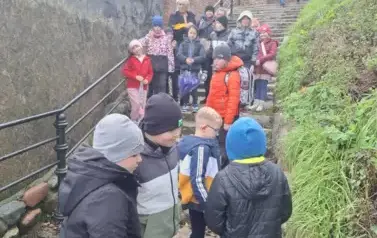 Uczniowie klas I&ndash;III na spektaklu "Czarodziejski oł&oacute;wek" 6