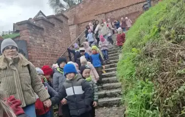 Uczniowie klas I&ndash;III na spektaklu "Czarodziejski oł&oacute;wek" 7