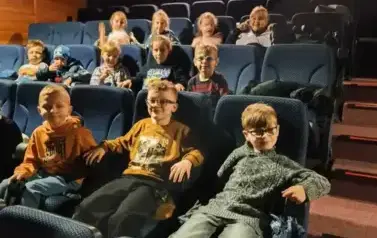 Uczniowie klas I&ndash;III na spektaklu "Czarodziejski oł&oacute;wek" 8