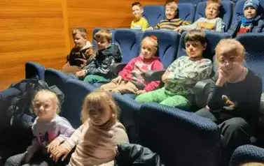 Uczniowie klas I&ndash;III na spektaklu "Czarodziejski oł&oacute;wek" 9