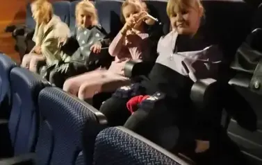 Uczniowie klas I&ndash;III na spektaklu "Czarodziejski oł&oacute;wek" 11