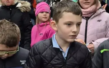 Uczniowie klas I&ndash;III na spektaklu "Czarodziejski oł&oacute;wek" 12