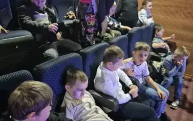 Uczniowie klas I&ndash;III na spektaklu "Czarodziejski oł&oacute;wek" 13