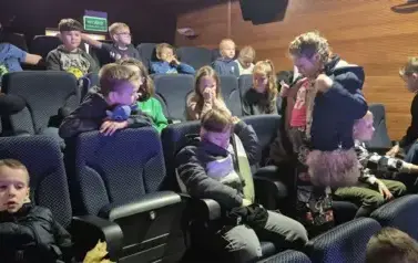Uczniowie klas I&ndash;III na spektaklu "Czarodziejski oł&oacute;wek" 14