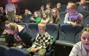 Uczniowie klas I&ndash;III na spektaklu "Czarodziejski oł&oacute;wek" 15