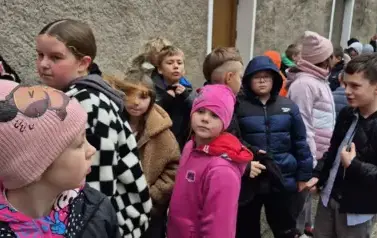 Uczniowie klas I&ndash;III na spektaklu "Czarodziejski oł&oacute;wek" 16