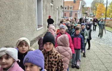 Uczniowie klas I&ndash;III na spektaklu "Czarodziejski oł&oacute;wek" 17