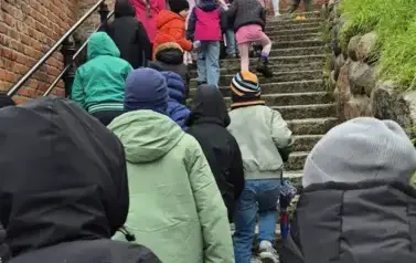 Uczniowie klas I&ndash;III na spektaklu "Czarodziejski oł&oacute;wek" 19