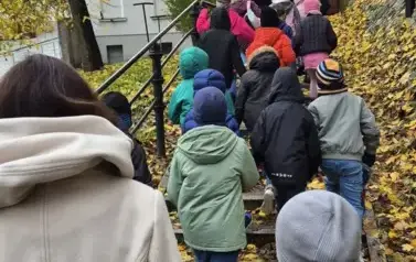 Uczniowie klas I&ndash;III na spektaklu "Czarodziejski oł&oacute;wek" 20