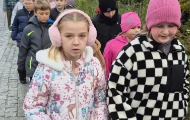 Uczniowie klas I&ndash;III na spektaklu "Czarodziejski oł&oacute;wek" 21