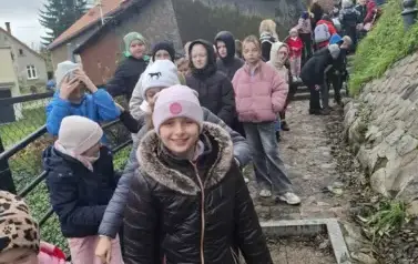 Uczniowie klas I&ndash;III na spektaklu "Czarodziejski oł&oacute;wek" 22