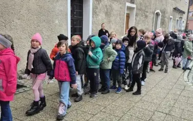 Uczniowie klas I&ndash;III na spektaklu "Czarodziejski oł&oacute;wek" 24