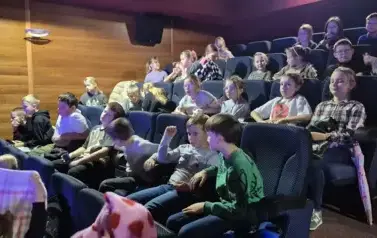 Uczniowie klas I&ndash;III na spektaklu "Czarodziejski oł&oacute;wek" 25