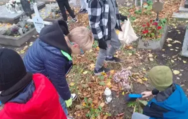 Pamięć i szacunek &ndash; uczniowie wolontariusze na cmentarzu w Pasłęku 4