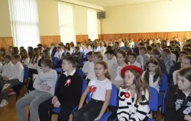 Wsp&oacute;lne świętowanie i patriotyczny występ uczni&oacute;w 1