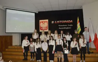 Wsp&oacute;lne świętowanie i patriotyczny występ uczni&oacute;w 2