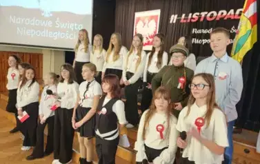 Wsp&oacute;lne świętowanie i patriotyczny występ uczni&oacute;w 4