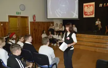 Wsp&oacute;lne świętowanie i patriotyczny występ uczni&oacute;w 5