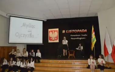 Wsp&oacute;lne świętowanie i patriotyczny występ uczni&oacute;w 10