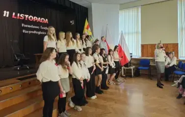 Wsp&oacute;lne świętowanie i patriotyczny występ uczni&oacute;w 15