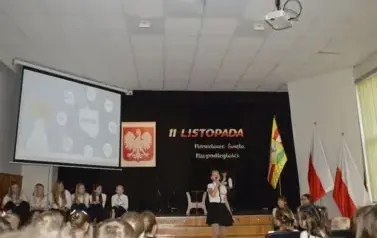 Wsp&oacute;lne świętowanie i patriotyczny występ uczni&oacute;w 17