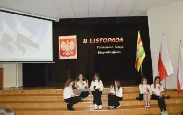 Wsp&oacute;lne świętowanie i patriotyczny występ uczni&oacute;w 18