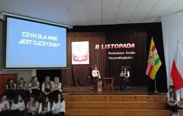 Wsp&oacute;lne świętowanie i patriotyczny występ uczni&oacute;w 19