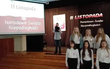Wsp&oacute;lne świętowanie i patriotyczny występ uczni&oacute;w 21