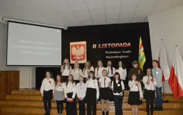 Wsp&oacute;lne świętowanie i patriotyczny występ uczni&oacute;w 23
