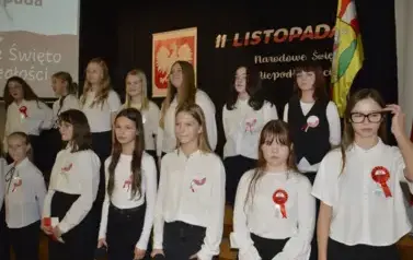 Wsp&oacute;lne świętowanie i patriotyczny występ uczni&oacute;w 24
