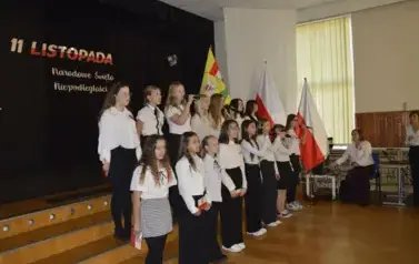 Wsp&oacute;lne świętowanie i patriotyczny występ uczni&oacute;w 27