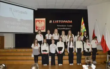 Wsp&oacute;lne świętowanie i patriotyczny występ uczni&oacute;w 28
