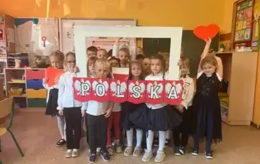 Przedszkolaki śpiewają hymn dla Niepodległej 6