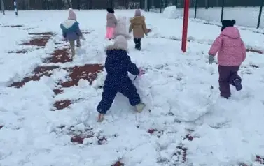 Śnieżna przygoda w naszym przedszkolu- zaskoczyła nas zima! 14