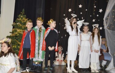 Świąteczne jasełka klas trzecich &ndash; wzruszenie, radość i wyjątkowy jubileusz 35