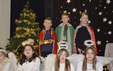 Świąteczne jasełka klas trzecich &ndash; wzruszenie, radość i wyjątkowy jubileusz 61