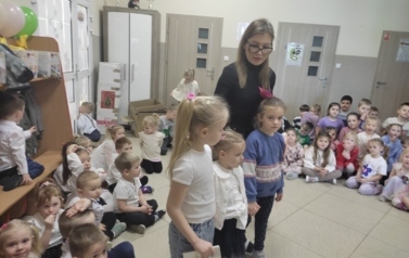 Spotkanie przedszkolak&oacute;w z policjantem &ndash; &bdquo;Bezpieczne ferie&rdquo;  2
