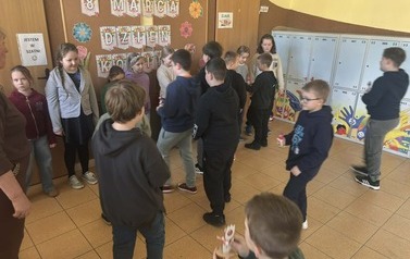 Dzień Kobiet w klasach I-III 3