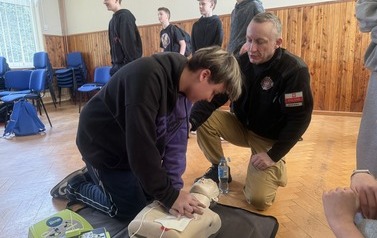 Warsztaty z pierwszej pomocy dla uczni&oacute;w klas 5b i 6a 15
