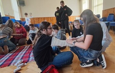 Warsztaty z pierwszej pomocy dla uczni&oacute;w klas 5b i 6a 32