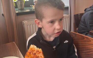 Uczniowie klasy 2a na wsp&oacute;lnej pizzy po szkolnym wyjściu 7