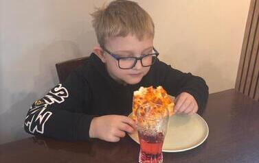 Uczniowie klasy 2a na wsp&oacute;lnej pizzy po szkolnym wyjściu 9