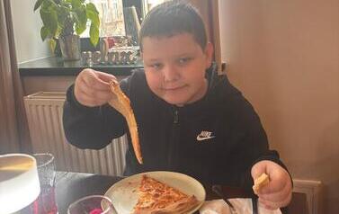 Uczniowie klasy 2a na wsp&oacute;lnej pizzy po szkolnym wyjściu 12