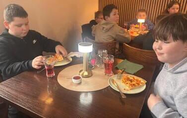 Uczniowie klasy 2a na wsp&oacute;lnej pizzy po szkolnym wyjściu 26