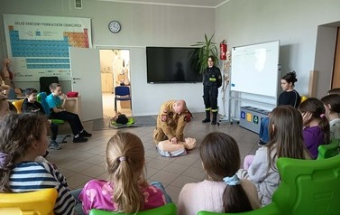 Strażacy uczą pierwszej pomocy uczni&oacute;w klasy 4b 1
